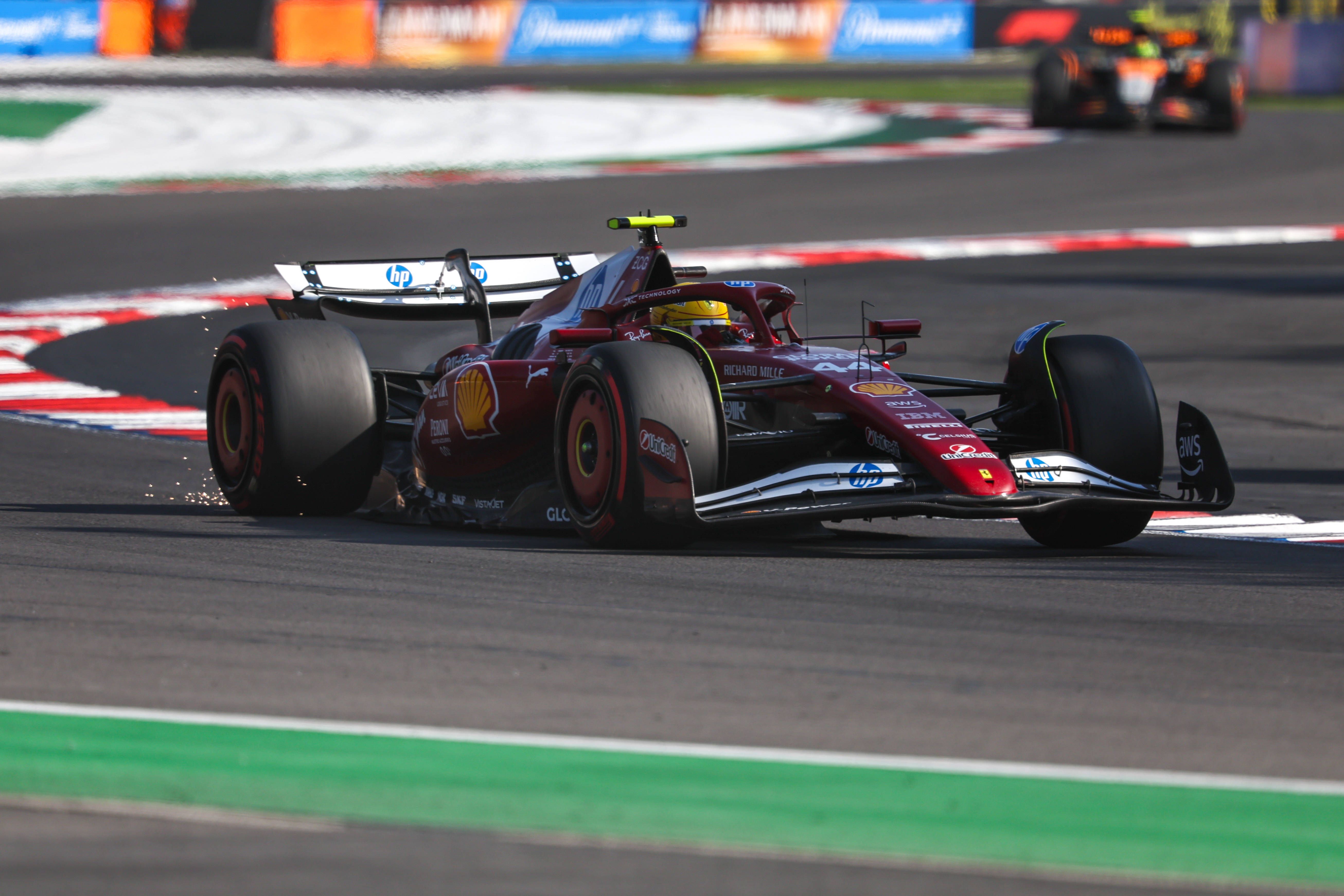 雷诺车队险胜迈凯伦，汉密尔顿状态火热